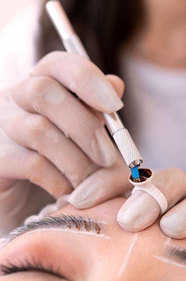 Descubre la confianza que nace cuando tus cejas y labios reflejan lo mejor de ti. Descubre la confianza que nace cuando tus cejas y labios reflejan lo mejor de ti.